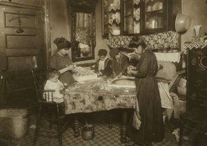 Mrs. Mette und ihre Kinder (Josephine 13, Nicholas 6 und Johnnie 8 verdienen zusammen nur 40-50 Cent pro Tag) machen Blumen in einem schmutzigen New Yorker Mietshaus, 1911 von Lewis Wickes Hine