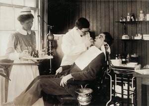 Patient bei der Zahnbehandlung