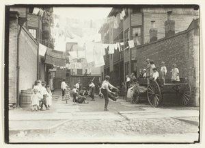 Spielplatz in einem Mühlendorf (Spielplatz in einer Mietshausgasse), Boston von Lewis Wickes Hine