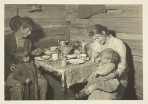Arme ländliche Familie, die in einem Rauchhaus lebt, Oklahoma, in Obhut des Roten Kreuzes von Lewis Wickes Hine
