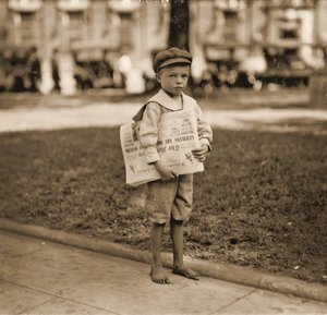 Porträt eines Zeitungsverkäufers, ca. 1910 von Lewis Wickes Hine