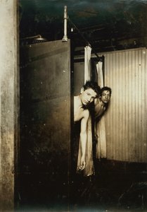 Telegrafenjungen benutzen Duschen, Postal Tel. Co., Broadway, New York, 1910 von Lewis Wickes Hine