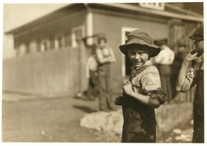 Der zehnjährige Charlie Foster, der nicht lesen kann, mit einem festen Job in den Merrimack Mills, Huntsville, Alabama, 1913