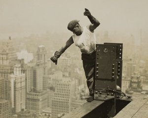 Arbeiter gibt Hochsignal an die Derrick-Crew von Lewis Wickes Hine