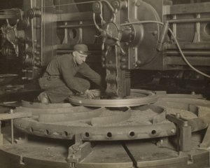Arbeiter an der Schleifmaschine von Lewis Wickes Hine