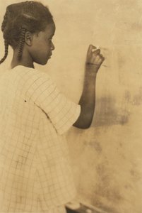 Junges Mädchen schreibt an die Tafel im Klassenzimmer, Pleasant Green School, Marlinton, Pocahontas County, West Virginia, USA ca. 1921 (Sepia-Foto) von Lewis Wickes Hine