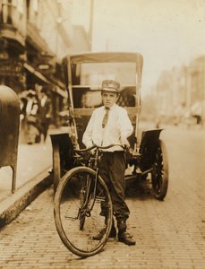 Junger Teenager arbeitet als Bote der Postal Telegraph Company, Wilmington, Delaware, USA, ca. 1910 von Lewis Wickes Hine