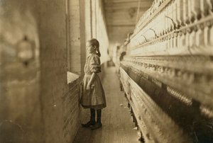 Junges Mädchen, das in einer Mühle arbeitet, Lincolnton, North Carolina, USA, ca. 1908 (s/w Foto)