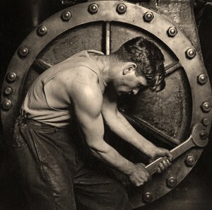 Nahaufnahme eines Kraftwerksmechanikers bei der Arbeit an einer Dampfpumpe ca. 1920 (Foto) von Lewis Wickes Hine