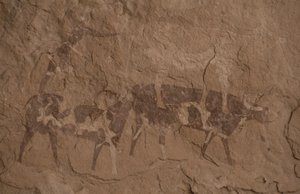 Rinder und menschliche Figuren, Höhlenmalerei, Oued in Djeran, in der Nähe von Djanet, Tassili n