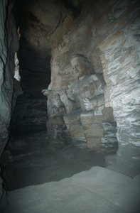 Sandsteinstatue des Buddha in den Yungang-Grotten von Unbekannt Unbekannt