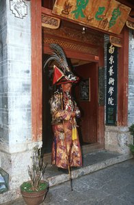 Mann in traditioneller Naxi-Tracht von Unbekannt Unbekannt