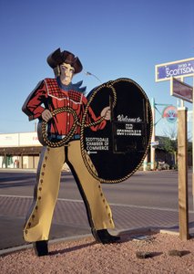 Cowboy-Figurenschild begrüßt Touristen in Scottsdale, Arizona