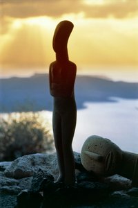 Kykladisches Idol vor der Küste, Kykladeninseln, Griechenland, Kykladische Zivilisation