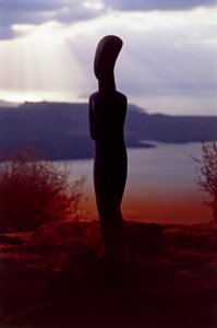 Kykladisches Idol vor der Küste bei Sonnenuntergang, Kykladeninseln, Griechenland, Kykladische Zivilisation