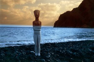 Kykladisches Idol am Strand, Kykladeninseln, Griechenland, Kykladische Zivilisation