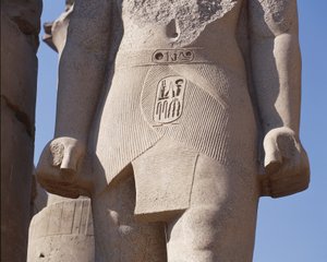 Detail der kolossalen Statue des Pharaos mit Kartusche des Hofes von Ramses II. von Unbekannt Unbekannt