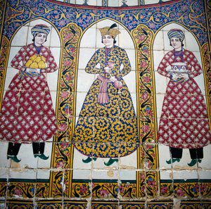 Weibliche Figuren in traditioneller persischer Kleidung, Majolika-Fliesendekoration, Qavam-Haus auch bekannt als Narenjestan e Ghavam