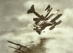 Deutsche und britische Flugzeuge kollidieren in der Luft