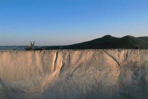 Das Große Cretto (oder Riss von Burri), von Alberto Burri, Ghibellina Sizilien, Italien (Foto)