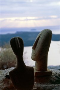 Köpfe von kykladischen Idolen vor der Küste, Kykladeninseln, Griechenland, Kykladische Zivilisation (Foto)
