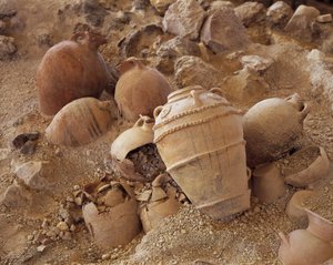 Blick von oben auf beschädigte Amphoren, Akrotiri von Thera, Akrotiri, Santorini, Kykladeninseln, Südliche Ägäis, Griechenland von Unbekannt Unbekannt