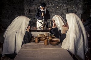 Historische Nachstellung: Gebet vor dem Abendessen im Refektorium, Kloster des Ordens der Hospitaliter (1250-1291), Akko, Israel von Unbekannt Unbekannt