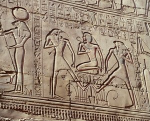 Innenwandreliefs, die Opfergaben an die Gottheiten darstellen, Detail zeigt jungen Ramses II. mit den Gottheiten Thoth und Horus von Unbekannt Unbekannt
