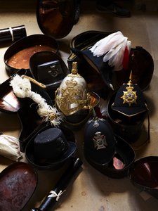 Militärische Kopfbedeckung, Chatsworth House (Foto) von Unbekannt Unbekannt