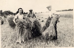 Fotografie von Adele Astaire zur Erntezeit (s/w Foto) von Unbekannt Unbekannt