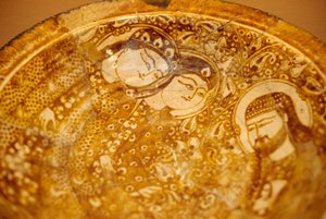 Teller mit männlichen und weiblichen Gesichtern verziert, aus Kashan, Iran von Unbekannt Unbekannt