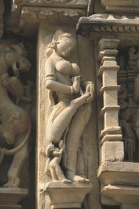 Relief, das eine Surasundari (himmlische Schönheit) darstellt, Parshvanatha-Tempel, Khajuraho-Gruppe von Denkmälern (UNESCO-Weltkulturerbe) von Unbekannt Unbekannt