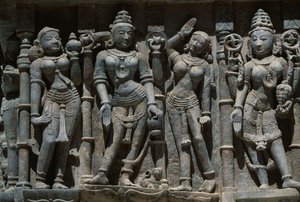 Relief, das weibliche Figuren darstellt, Adishvara-Tempel, Vimalavasi Tuk, Tempelkomplex auf dem Shatrunjaya-Hügel, Palitana, Gujarat, Indien