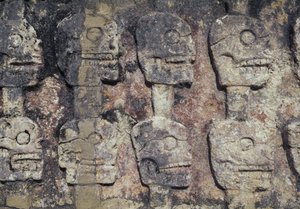 Relief mit menschlichen Schädeln, Detail des Tzompantli oder Wand der Schädel, archäologische Stätte von Chichen Itza (UNESCO-Weltkulturerbe) von Unbekannt Unbekannt