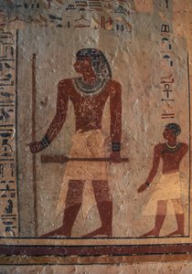 Sarenput, der das Schilfrohr und das Sekhem-Zepter hält, gefolgt von seinem Sohn Ankhu, Wandmalerei, Grab von Sarenput II, Qubbet el-Hawa-Nekropole, bei Assuan, Ägypten, Ägyptische Zivilisation, Mittleres Reich
