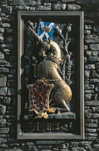 Einhorn, heraldisches Wappen an der Fassade des Holyrood-Palastes, Edinburgh, Schottland, Vereinigtes Königreich