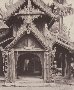 Pugahm Myo: Geschnitztes Tor im Hof der Shwe Zeegong Pagode von Linnaeus Tripe