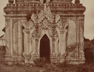 Tsagain Myo: Tür einer kleinen Pagode von Linnaeus Tripe