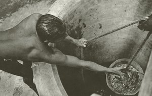 Am Brunnen von Lionel Wendt