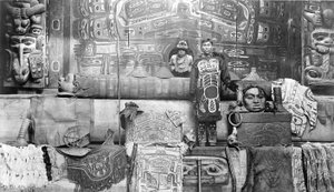 Haus eines indianischen Häuptlings in Alaska, 1897 von Lloyd Valentine and Pond, Edwin Percy Winter
