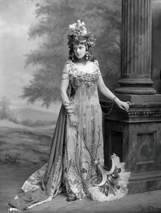 Mrs Algernon Bourke 1870-1967, geborene Guendoline Irene Emily Sloane-Stanley, 1897 von London . Photo studio Lafayette