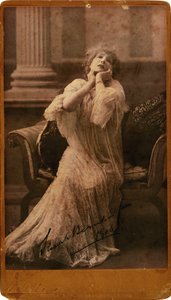 Porträt von Sarah Bernhardt 1844-1923 von London . Photo studio W. and