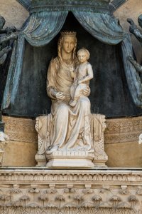 Madonna mit Kind auf bronzenem Baldachin, von Lorenzo Maitani, Lünette über dem Zentraleingang, Fassade des Doms von Orvieto, Umbrien, Italien von Lorenzo Maitani