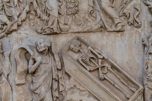 Prophet Ezechiel, Detail aus dem Jessebaum und messianischen Prophezeiungen, Geschichten aus der Genesis, Basreliefs von Lorenzo Maitani (vor 1275-1330), zweite Säule, Fassade des Doms von Orvieto, Umbrien, Italien von Lorenzo Maitani