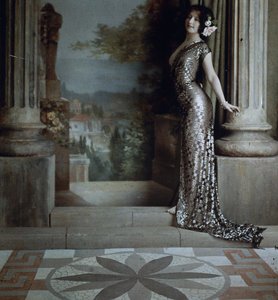 Halbnackte Frau im silbernen Kleid mit Rautenmuster in klassischem Interieur von Louis Amedee Mante and Edmond Goldschmidt