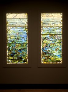 Fenster mit Seestern ("Frühling") und Fenster mit Seeanemone ("Sommer"), ca. 1885-1895 (Glas, Blei, Eisen und Holzrahmen (original)) von Louis Comfort Tiffany