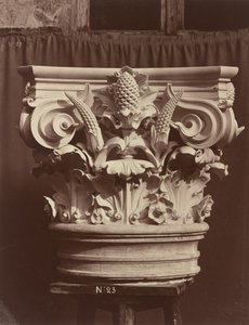 Ornamentale Skulptur aus der Pariser Oper (Säulenfragment) von Louis Emile Durandelle