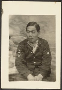 [Asiatischer Mann in Uniform] von Louis Fleckenstein