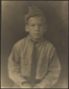 Junge als Soldat verkleidet von Louis Fleckenstein
