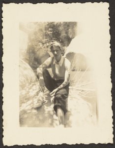 [Junge im Schatten sitzend]